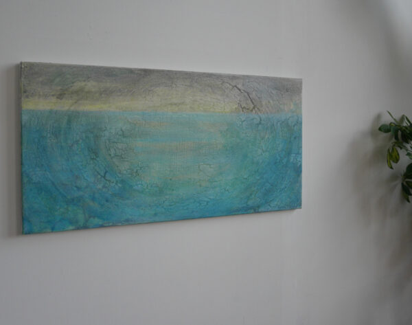 Kunst kaufen Meer Der Meeresspiegel legt sich beruhigend über eine aufwühlende Struktur. Acryl, Krakelierlack auf Leinwand 42x80 cm